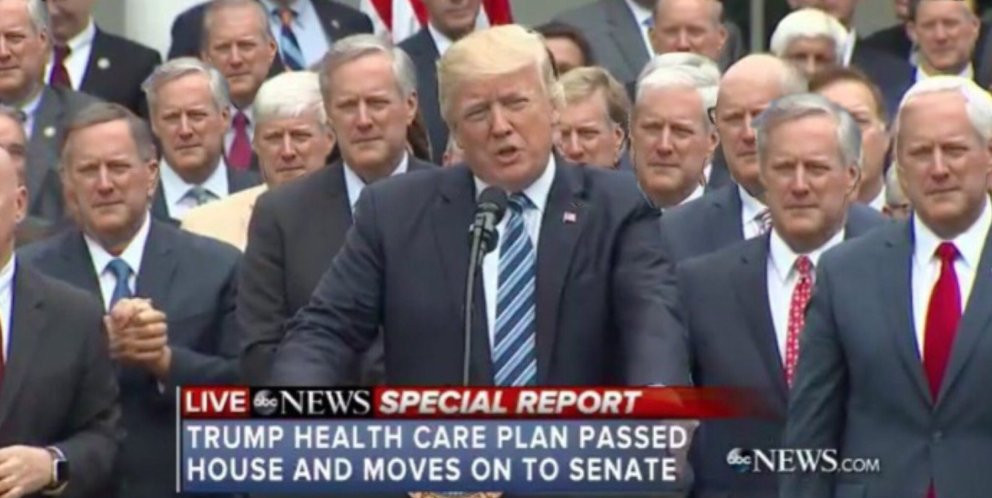 Há algo muito errado nesta imagem de Trump, mas passa despercebido à primeira vista