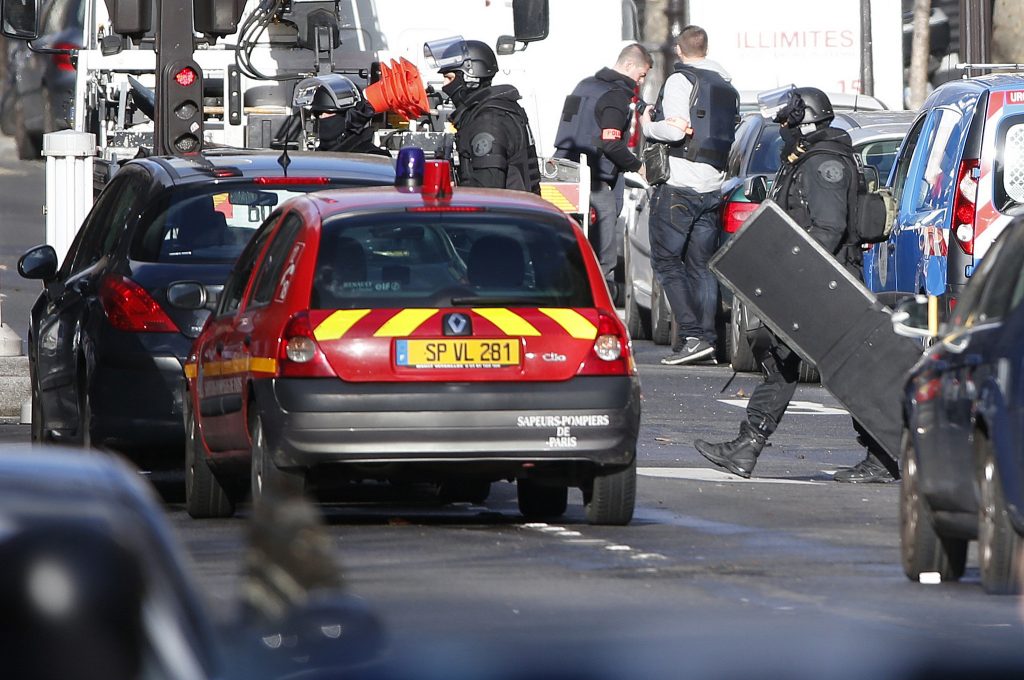 Homem abatido a tiro em frente a esquadra de Paris