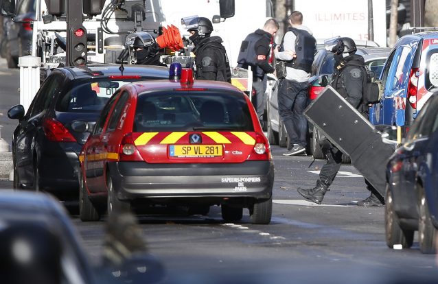 Homem abatido a tiro em frente a esquadra de Paris