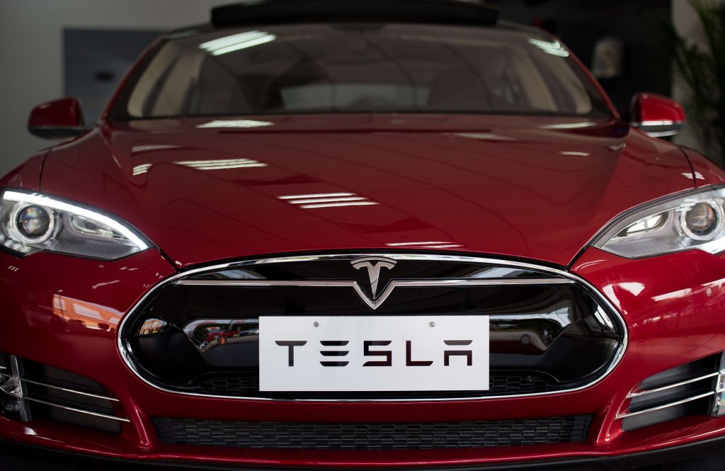 Homem morre enquanto o seu Tesla circulava em piloto automático