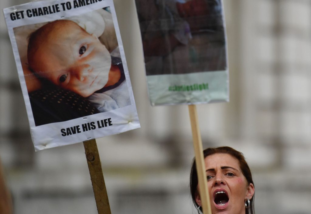 Hospital americano oferece-se para tratar bebé britânico em estado terminal com medicamento experimental