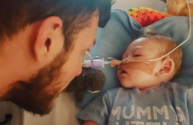 Hospital que tem insistido em desligar as máquinas de bebé acha "certo" avaliar "novos dados"