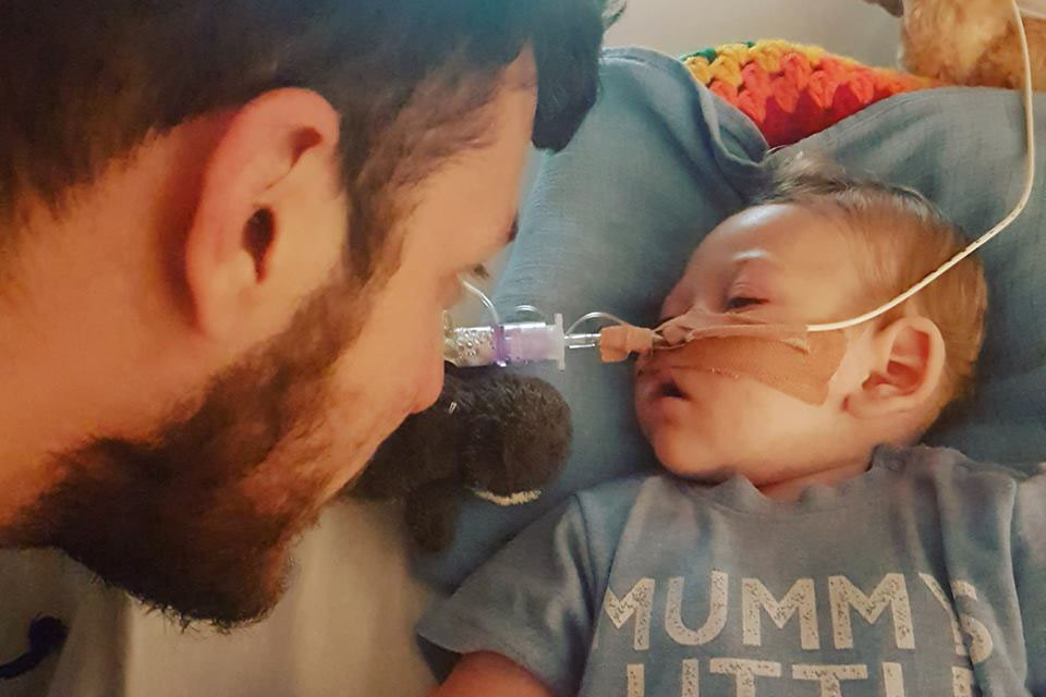 Hospital que tem insistido em desligar as máquinas de bebé acha "certo" avaliar "novos dados"