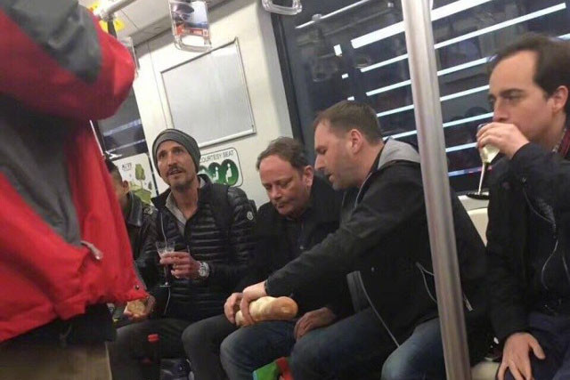 Imagem de estrangeiros a comer no metro de Xangai indigna chineses e torna-se viral
