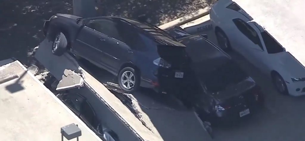 Imagens aéreas mostram momento do segundo desabamento de um parque de estacionamento no Texas