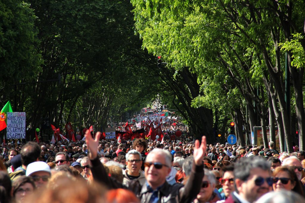 Iniciativa Liberal desce a Av. da Liberdade ao lado da esquerda no 25 de Abril
