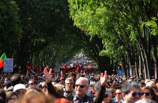 Iniciativa Liberal desce a Av. da Liberdade ao lado da esquerda no 25 de Abril