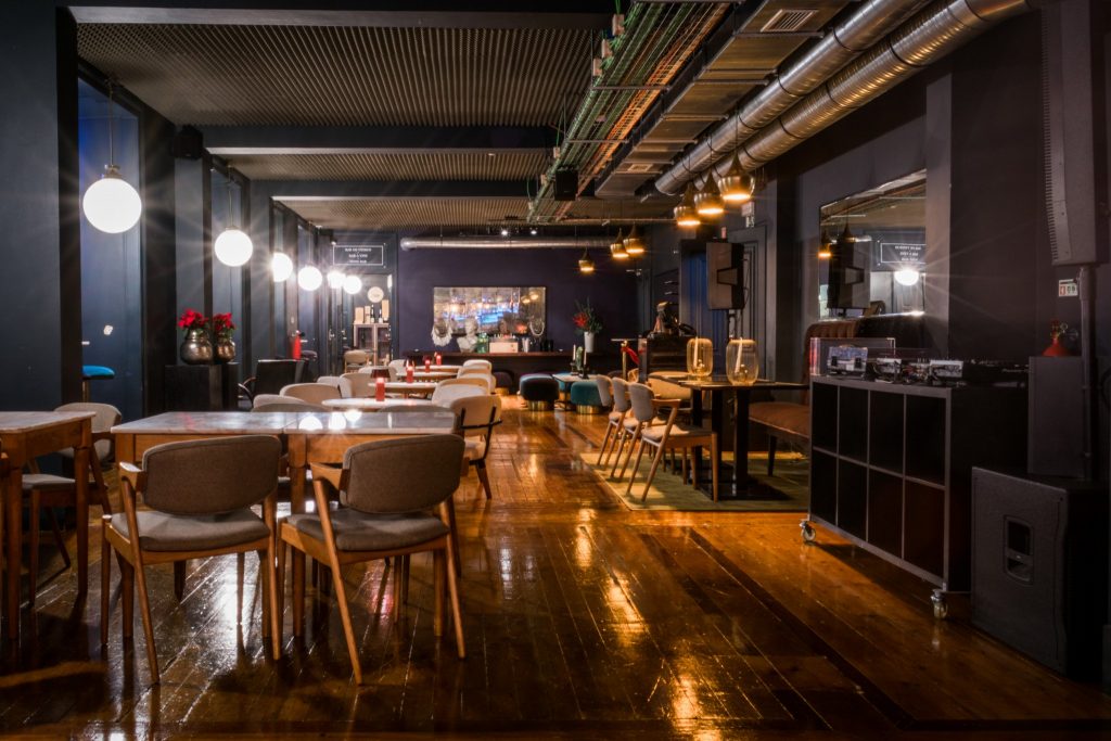 Ir jantar ao bar no Le Bistro du Consulat, em Lisboa
