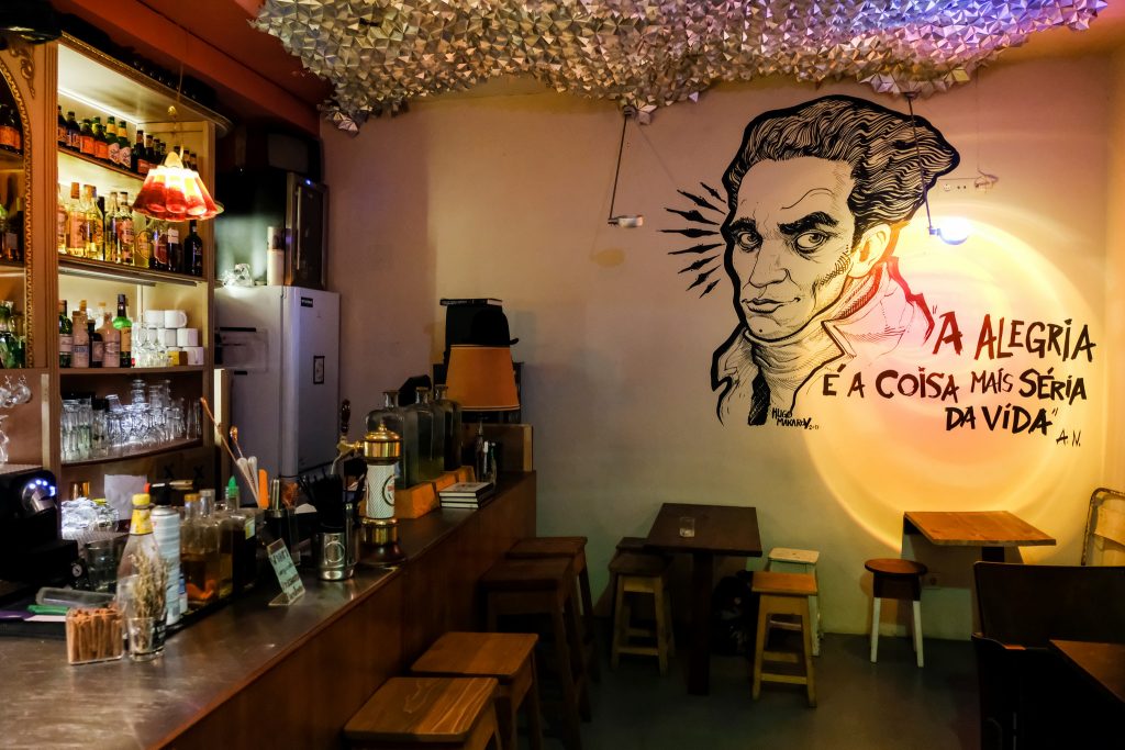 Ironic Lisbon Bar: Que bem que se está no largo