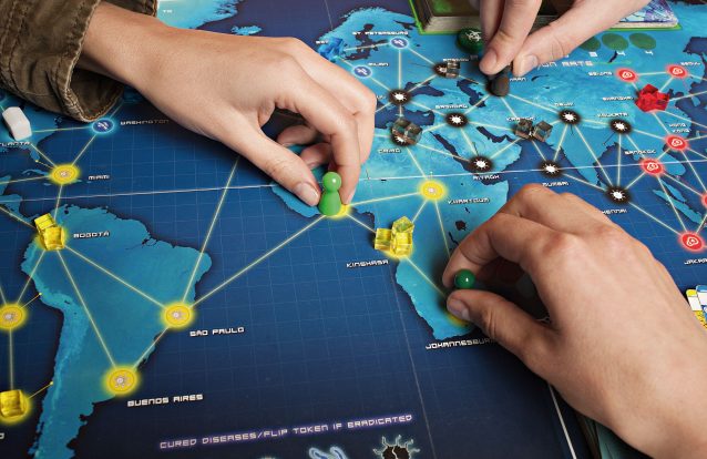 Jogar, pensar e socializar à mesa do café, com o wifi desligado