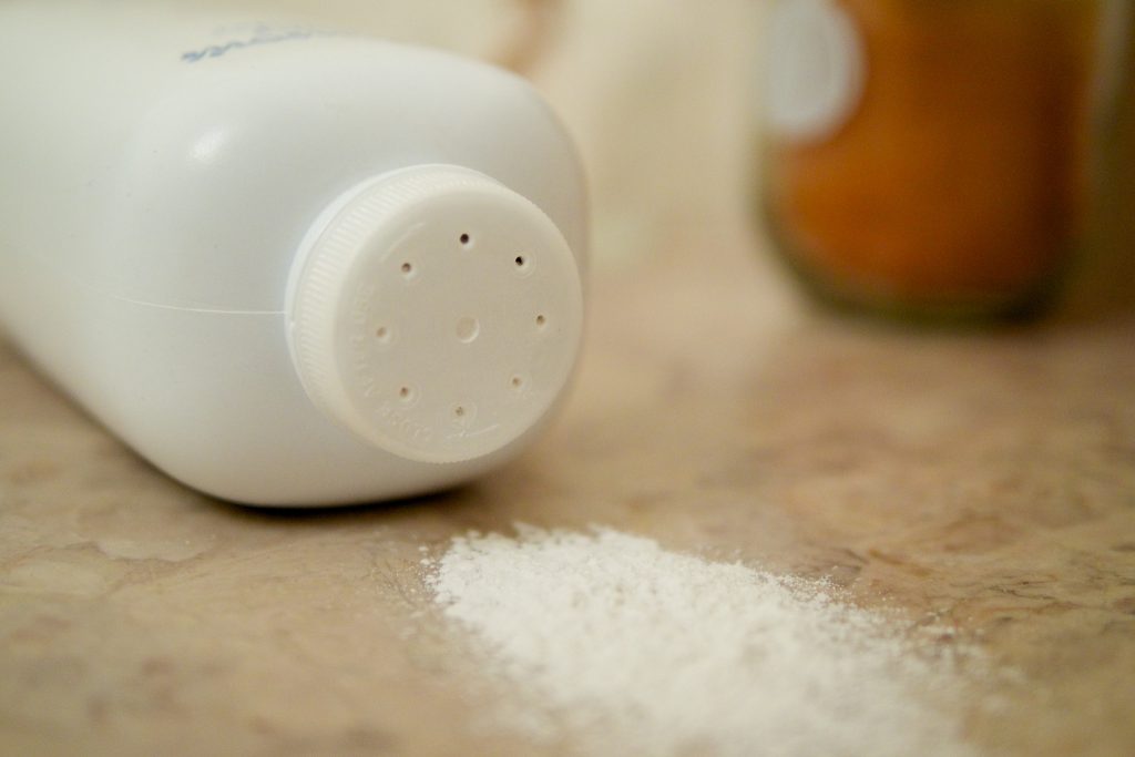 Johnson & Johnson condenada a pagar mais de 65 milhões em caso de cancro atribuído a pó de talco
