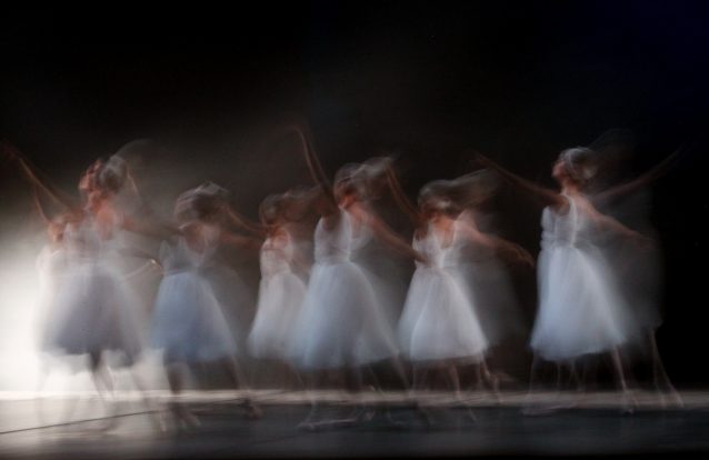 Jovens com deficiência vão dançar no palco do teatro Maria Matos