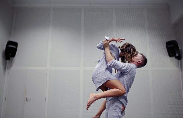 'Júlia', uma peça de teatro para espreitar pelo buraco da fechadura