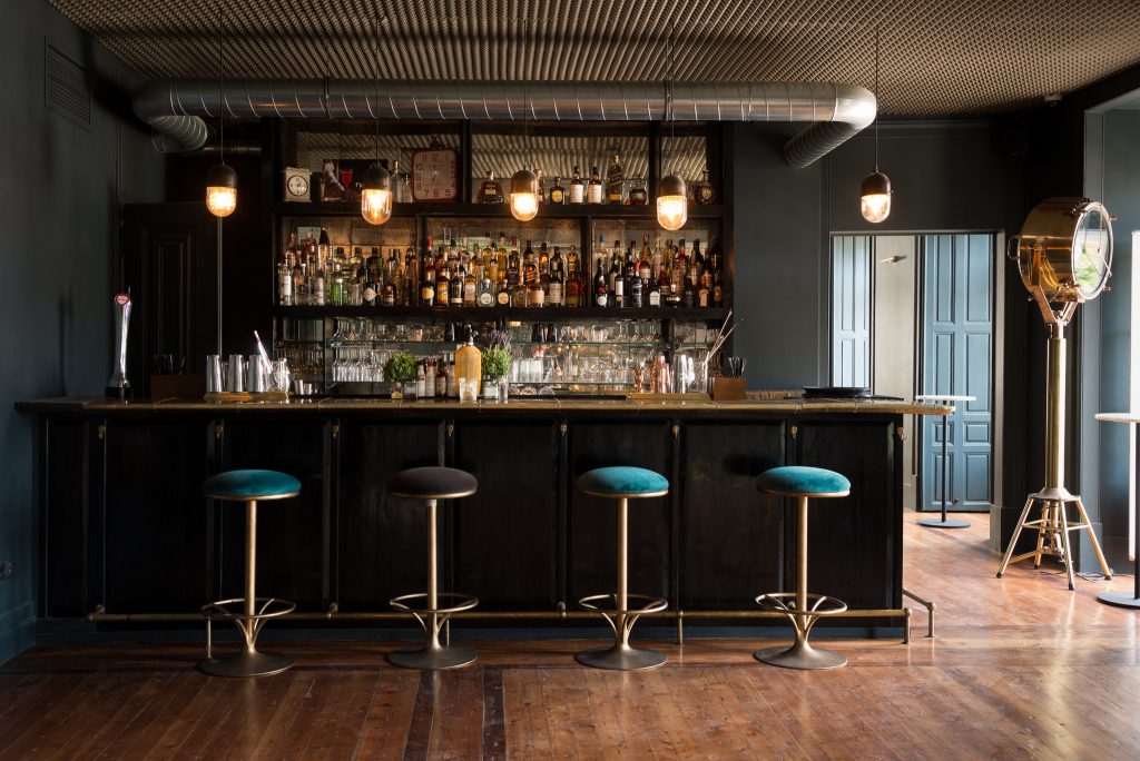 Le Consulat, um bar, galeria de arte e hotel com muita diplomacia