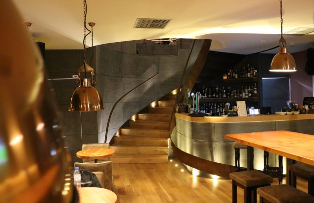 Lotus Bar & Bistro: Noites à beira-rio
