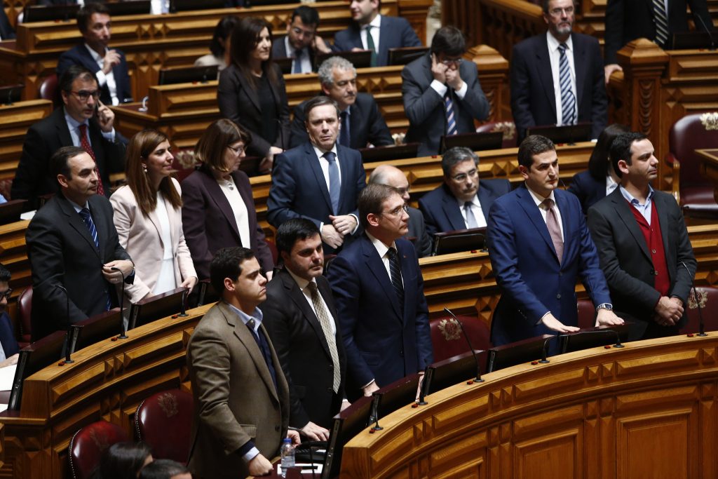 Luaty divide Parlamento português e junta o PCP à direita