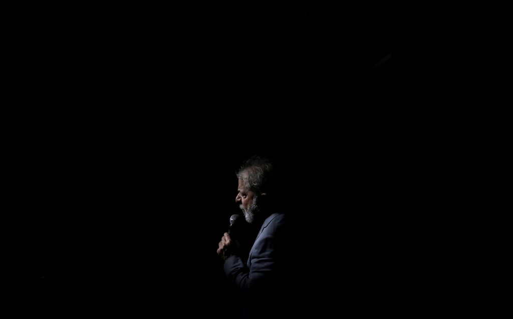 Lula da Silva pode entregar-se depois da missa pela mulher