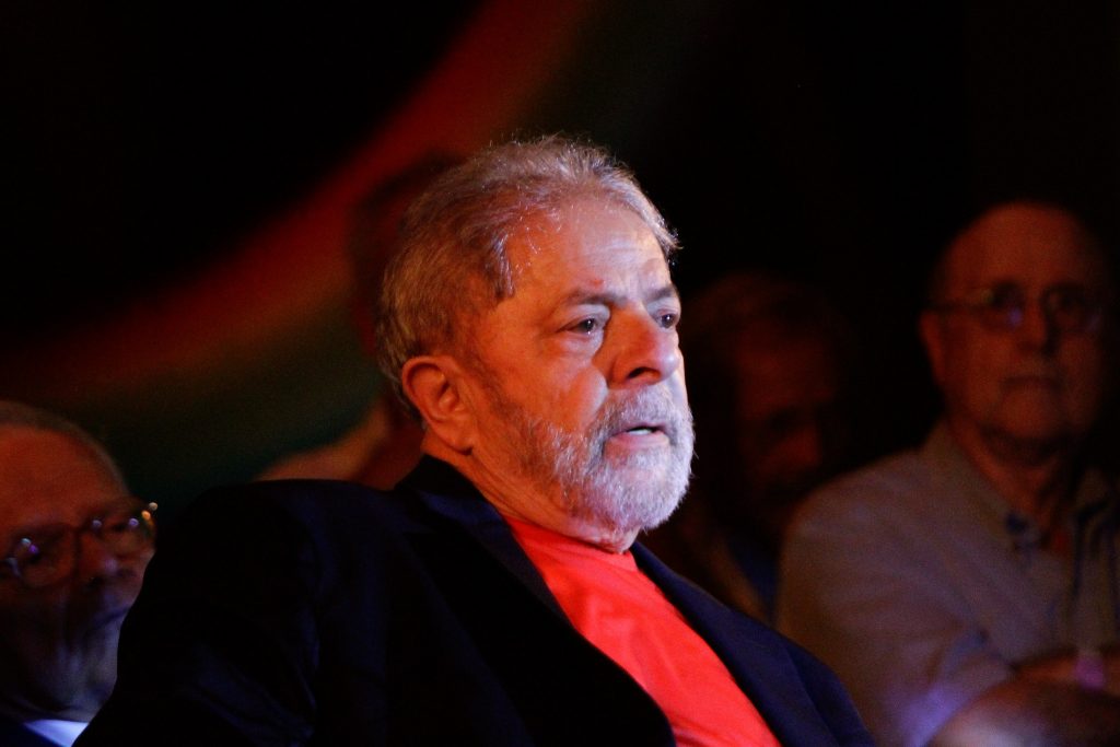 Lula recusa entregar-se em Curitiba