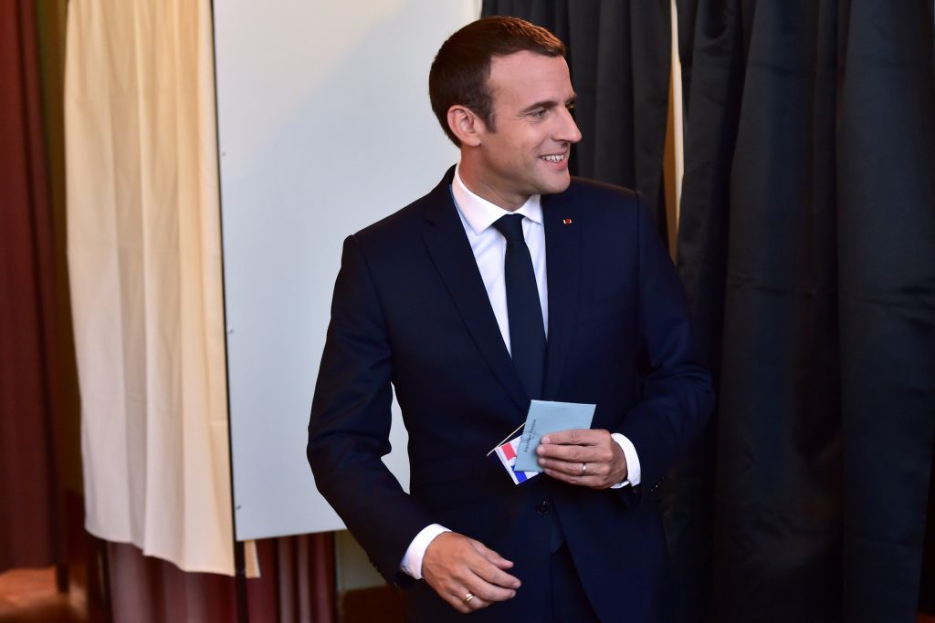 Maioria esmagadora para Macron em eleições com abstenção recorde