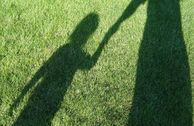 Mais uma criança arrastada para a morte pela mãe