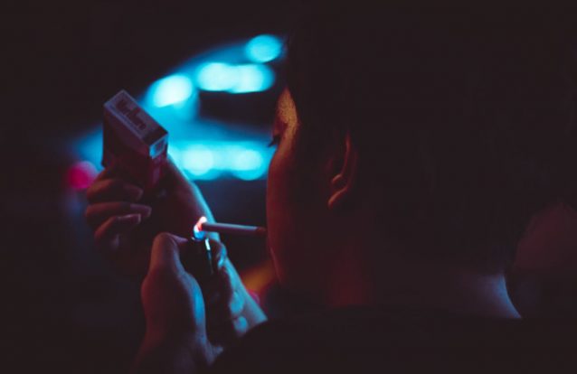 Mais uma razão para largar o vício: Os fumadores são menos atraentes, diz a ciência