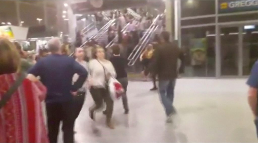 Manchester: Posts falsos põem Twitter à procura de adolescentes que nunca estiveram desparecidos