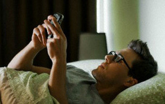 Manter o telemóvel longe da cama para dormir melhor