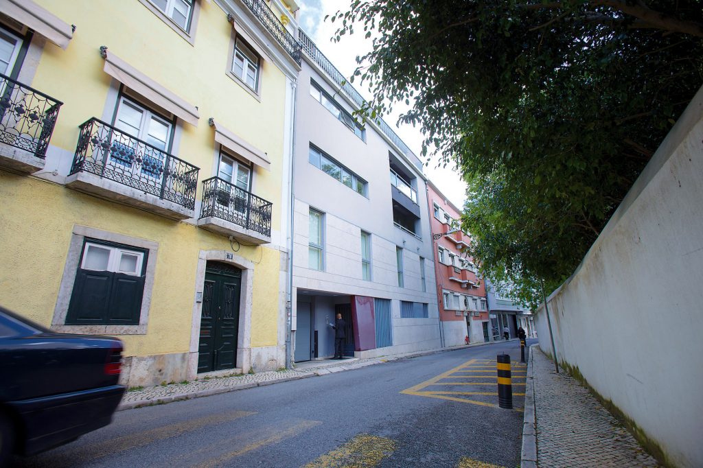 Manuel Pinho vendeu casas a fundo imobiliário do BES