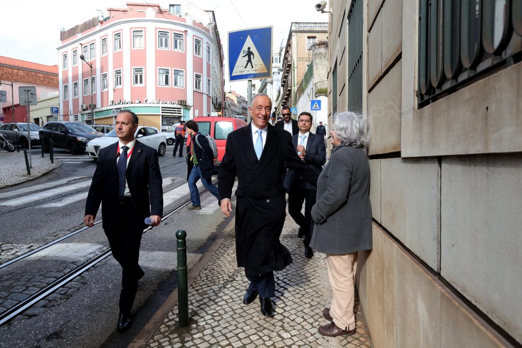Marcelo "fura" protocolo pela direita e a pé