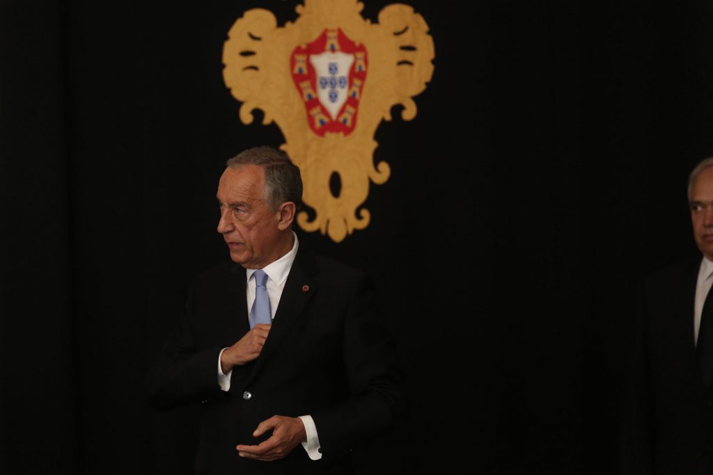 Marcelo vai condecorar o "juiz dos vetos" a Passos Coelho