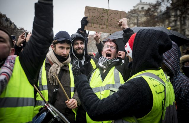 Medidas para acalmar 'coletes amarelos' vão colocar défice francês nos 3,2% do PIB