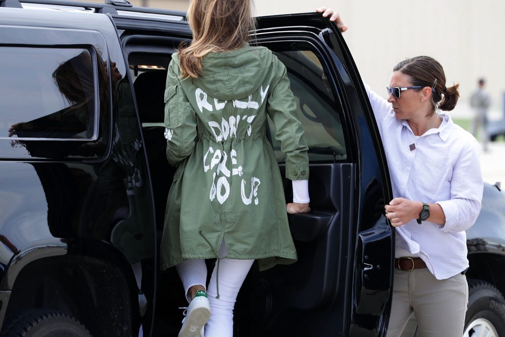 Melania Trump explica, finalmente, a história do casaco do "Não quero saber"