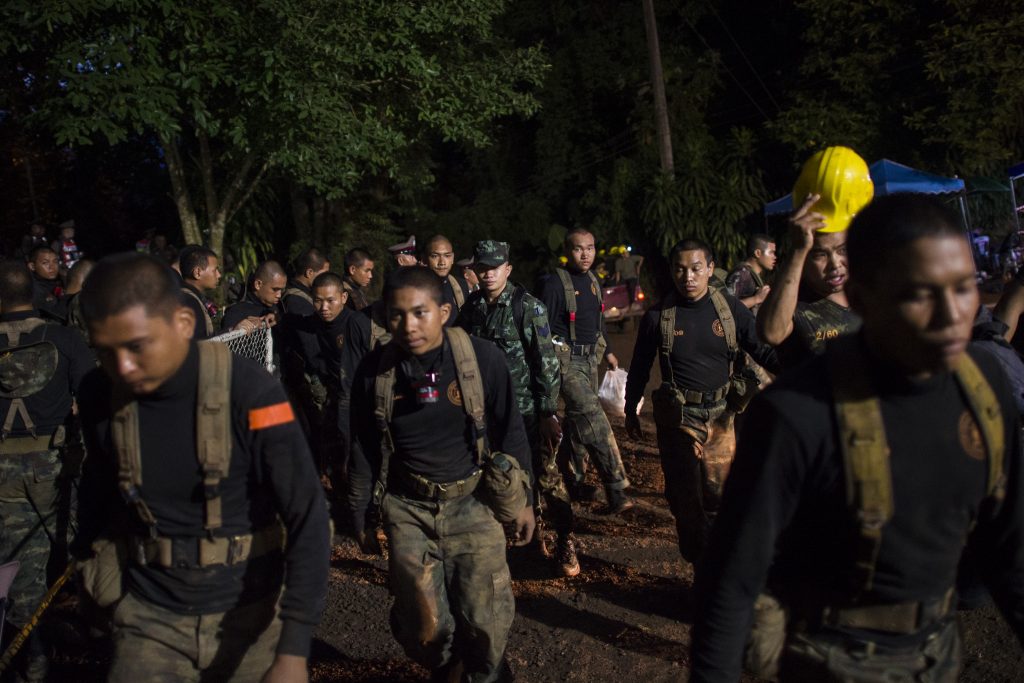 Mergulhador morreu depois de ajudar crianças presas em gruta na Tailândia