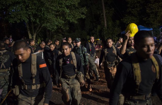 Mergulhador morreu depois de ajudar crianças presas em gruta na Tailândia