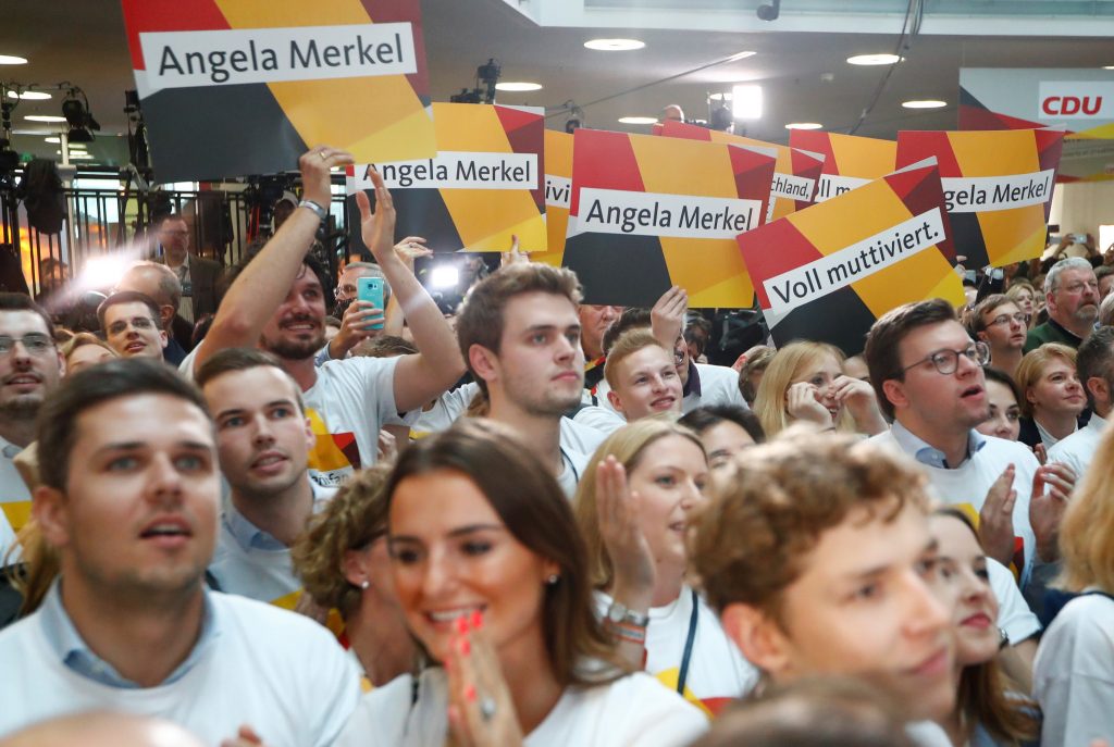 Merkel vence sem maioria eleições marcadas pelo crescimento da extrema-direita