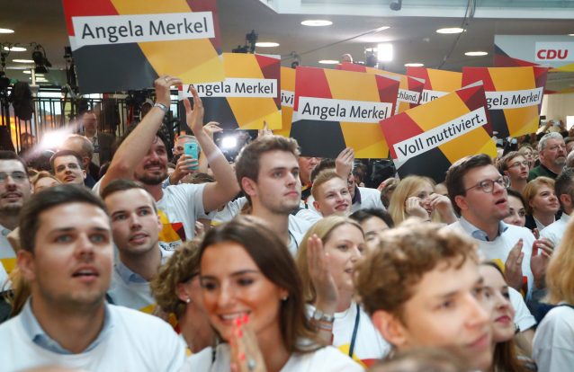 Merkel vence sem maioria eleições marcadas pelo crescimento da extrema-direita
