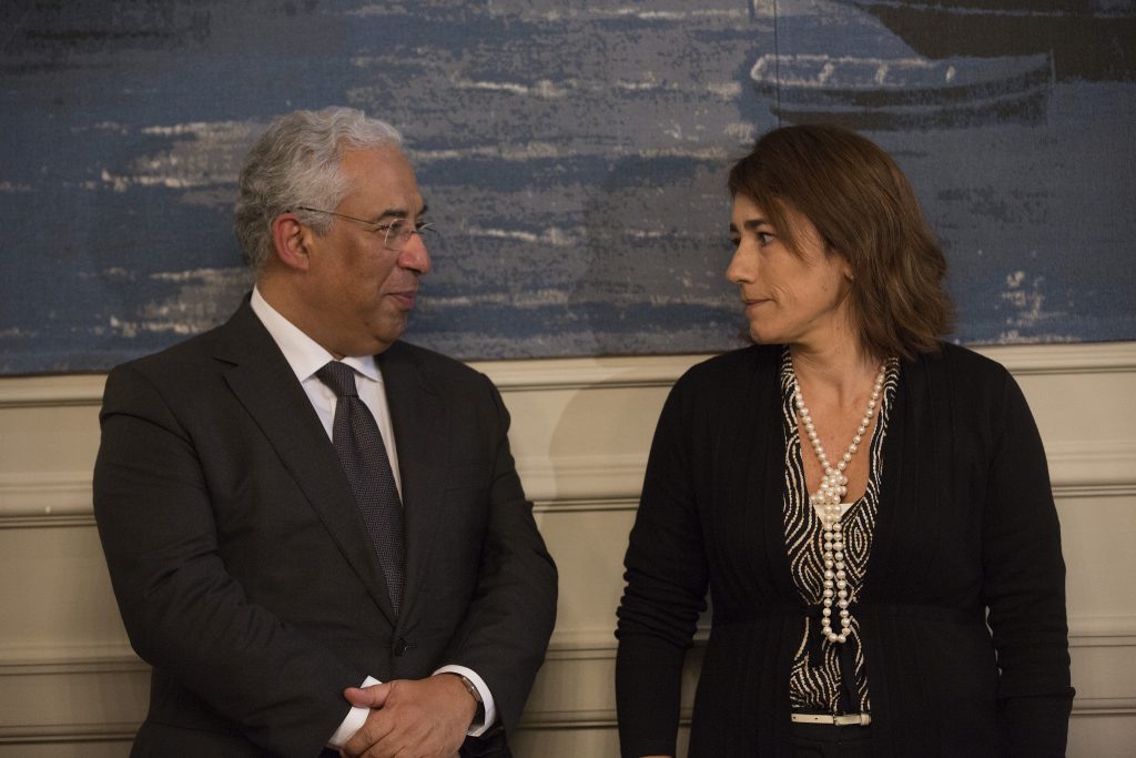 Ministra debaixo de fogo