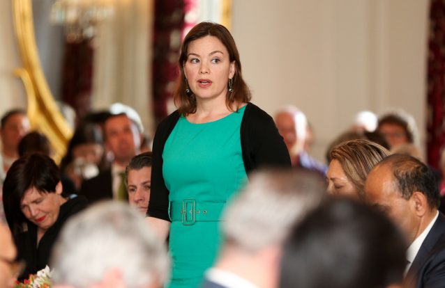 Ministra neozelandesa grávida vai de bicicleta para o hospital para dar à luz