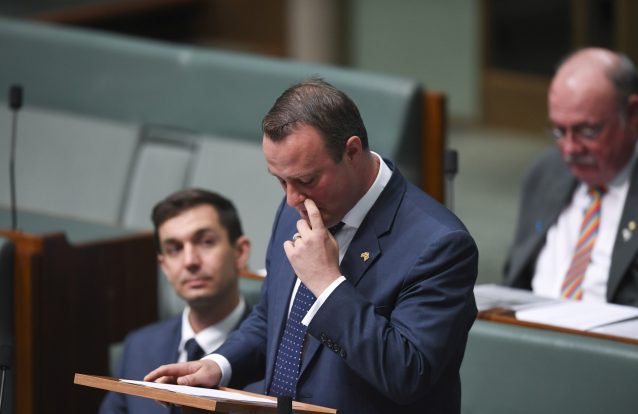 Momento de emoção no Parlamento australiano quando deputado gay faz pedido de casamento em pleno debate sobre casamento homossexual