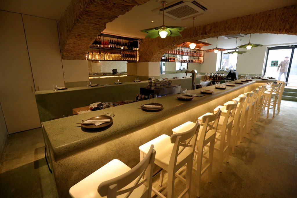 Morder o isco no restaurante Peixola