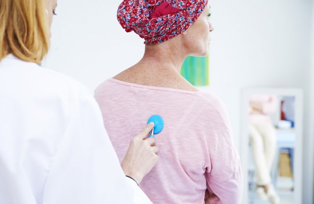 Mulheres sentem com mais frequência os efeitos negativos da quimioterapia do que os homens