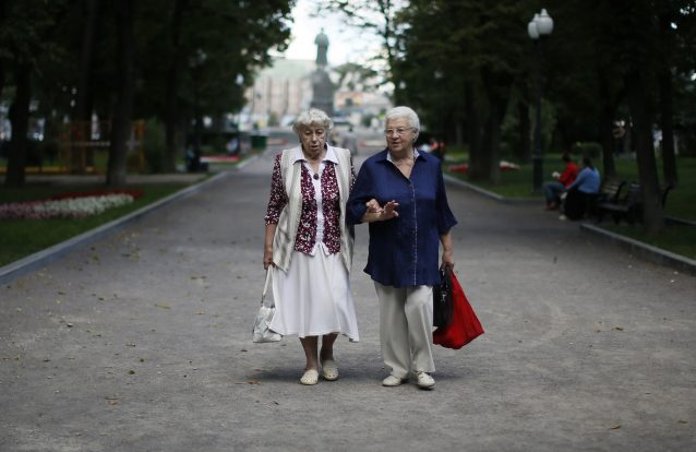 Mulheres sofrem mais de problemas mentais do que os maridos a vida quase toda. Até que eles morrem...