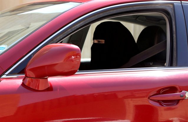 Mulheres vão poder conduzir automóveis, mas há ainda 8 coisas absolutamente normais que continuam a não poder fazer na Arábia Saudita