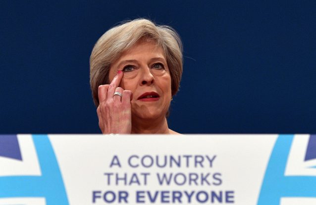 Música que chama Theresa May de “mentirosa” é um sucesso no Reino Unido