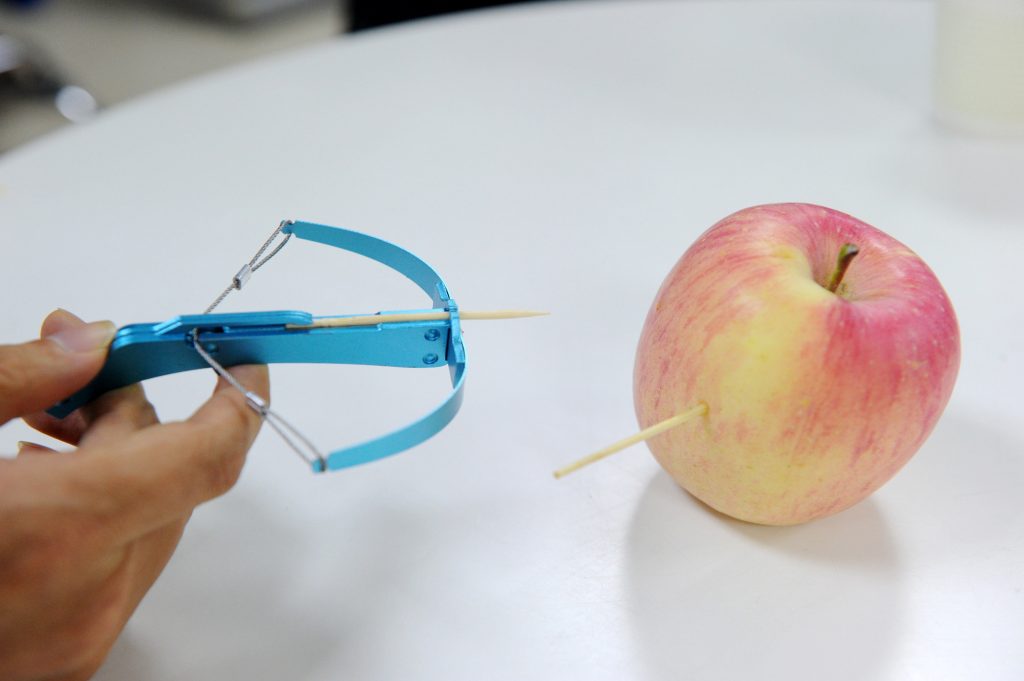 Na China, os spinners já eram. A nova moda é uma arma medieval