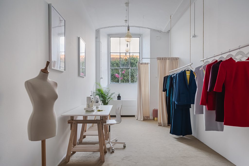 Na Hyena, em Lisboa, os vestidos, saias e casacos são construídos como um puzzle, ao gosto de cada cliente