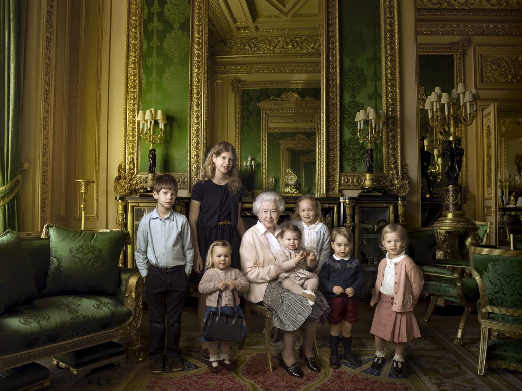 Não tem passaporte e sabe mudar pneus. Curiosidades sobre a Rainha Isabel II que faz 90 anos