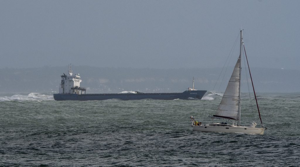 Navio espanhol encalhado no Bugio já foi rebocado