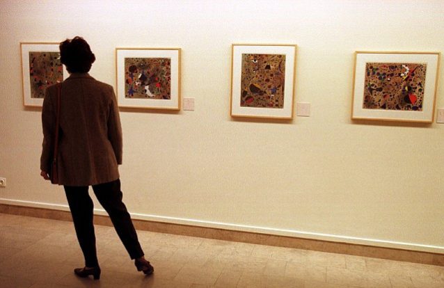 Neto de Miró leiloa quadros do avô e angaria 62 mil euros para ajudar os refugiados