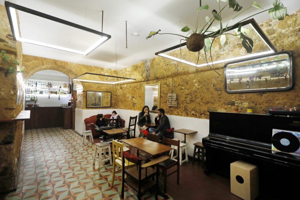 No bar Palheta, no Cais do Sodré, as conversas são embaladas